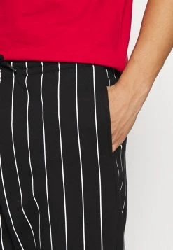I primi 10 🎉 Karl Kani SIGNATURE PINSTRIPE PANTS UNISEX - Pantaloni Sportivi - Black 🥰 -Sconto Karl Kani in Italia d6ac38f331b240a09e0c463f584878eb