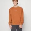 Promo 🥰 Karl Kani SMALL SIGNATURE CREW UNSIEX - Felpa Con Zip - Ocher, Unisex 🎉 1 Promo 🥰 Karl Kani SMALL SIGNATURE CREW UNSIEX - Felpa Con Zip - Ocher, Unisex 🎉 -Sconto Karl Kani in Italia d7b701161ccb4ae18b7a08718deb4a56