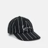 Vendita all'ingrosso 🔔 Karl Kani SIGNATURE PINSTRIPE UNISEX - Cappellino - Black ✔️ -Sconto Karl Kani in Italia d7e321e0bad94af897f66e952f6a747a