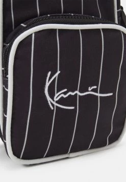 Il più economico 👍 Karl Kani SIGNATURE PINSTRIPE MESSENGER BAG UNISEX - Borsa A Tracolla - Black 🔥 7 Il più economico 👍 Karl Kani SIGNATURE PINSTRIPE MESSENGER BAG UNISEX - Borsa A Tracolla - Black 🔥 -Sconto Karl Kani in Italia d92219a1bb4e4558bc8e7fb2442bbf05