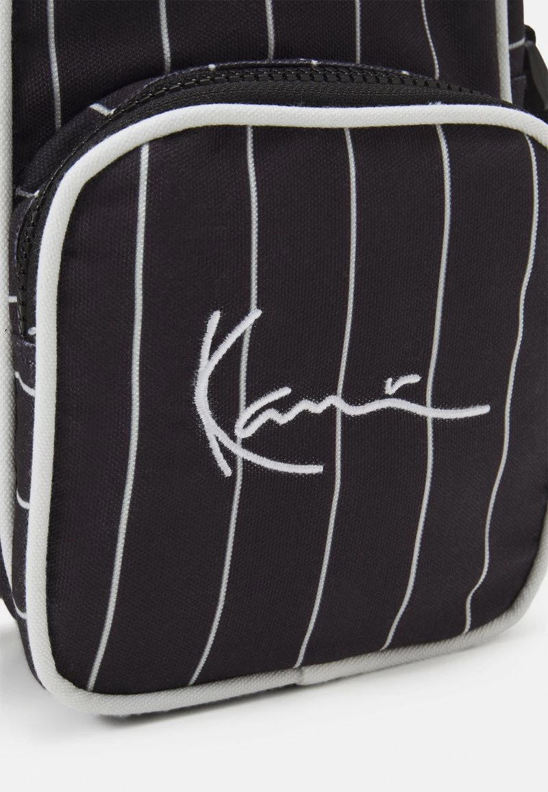 Il più economico 👍 Karl Kani SIGNATURE PINSTRIPE MESSENGER BAG UNISEX - Borsa A Tracolla - Black 🔥 4 Il più economico 👍 Karl Kani SIGNATURE PINSTRIPE MESSENGER BAG UNISEX - Borsa A Tracolla - Black 🔥 - immagine 4