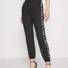 Miglior prezzo β¨ Karl Kani TRACKPANTS - Pantaloni Sportivi - Black, Donna β 1 Miglior prezzo β¨ Karl Kani TRACKPANTS - Pantaloni Sportivi - Black, Donna β -Sconto Karl Kani in Italia e22079b84e6e4def8e6fa549e616fc85