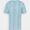 Miglior prezzo π Karl Kani SIGNATURE PINSTRIPE TEE UNISEX - T-shirt Con Stampa - Light Blue π 1 Miglior prezzo π Karl Kani SIGNATURE PINSTRIPE TEE UNISEX - T-shirt Con Stampa - Light Blue π -Sconto Karl Kani in Italia e2b8c20cfb08475a8e0092ad3897921e