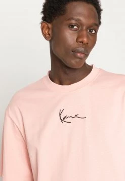 Bilancio 💯 Karl Kani SIGNATURE TEE UNISEX - T-shirt Basic - Light Rose 😉 -Sconto Karl Kani in Italia e30b672688e4434c93d1e9a26a2d5a6d