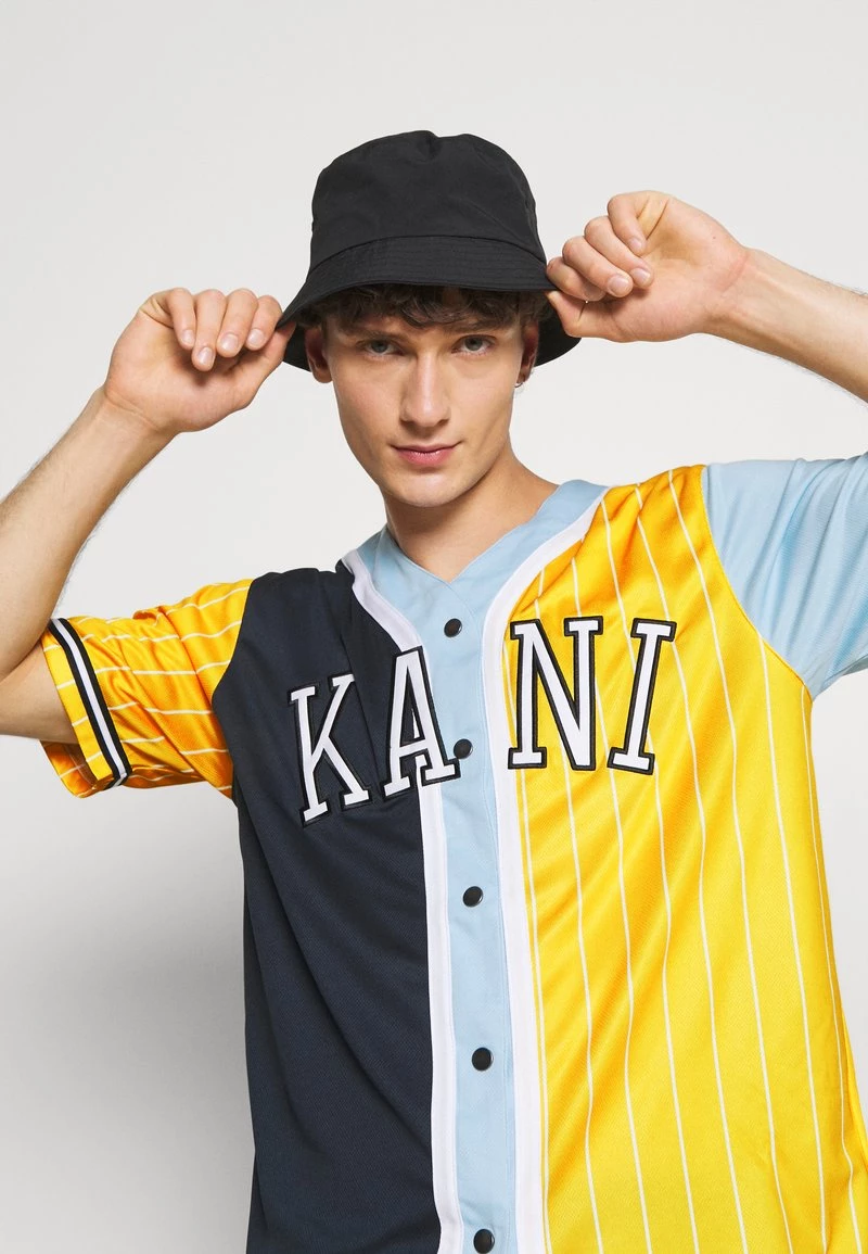 Buono ✔️ Karl Kani COLLEGE BLOCK PINSTRIPE ⚾ BASEBALL - T-shirt Con Stampa - Yellow, Uomo 😀 6 Buono ✔️ Karl Kani COLLEGE BLOCK PINSTRIPE ⚾ BASEBALL - T-shirt Con Stampa - Yellow, Uomo 😀 - immagine 4