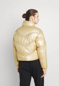 Bilancio ⭐ Karl Kani CHEST SIGNATURE PUFFER JACKET - Giacca Invernale - Gold, Donna ✔️ 10 Bilancio ⭐ Karl Kani CHEST SIGNATURE PUFFER JACKET - Giacca Invernale - Gold, Donna ✔️ -Sconto Karl Kani in Italia e593a0bef2044d19a446fc674f3ce240
