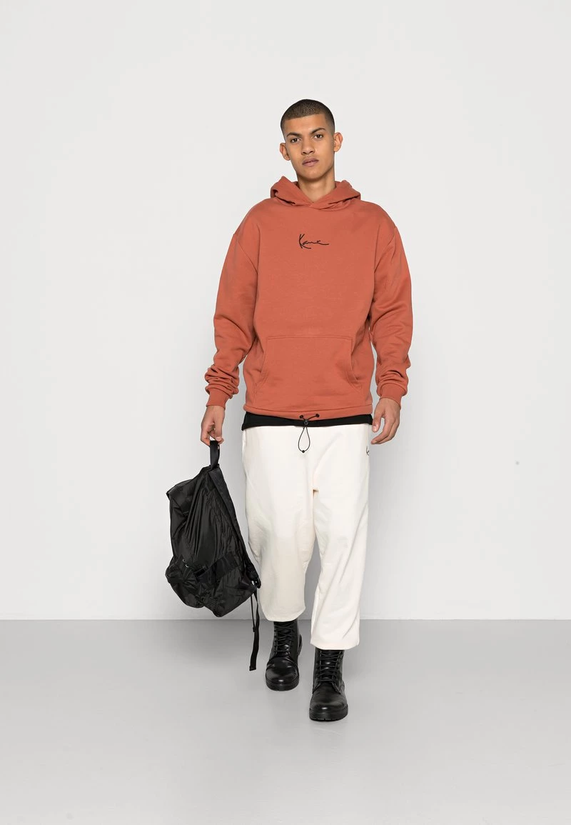Le migliori recensioni di π― Karl Kani SMALL SIGNATURE HOODIE RUST UNISEX - Felpa Con Cappuccio - Rust π― 4 Le migliori recensioni di π― Karl Kani SMALL SIGNATURE HOODIE RUST UNISEX - Felpa Con Cappuccio - Rust π― - immagine 2