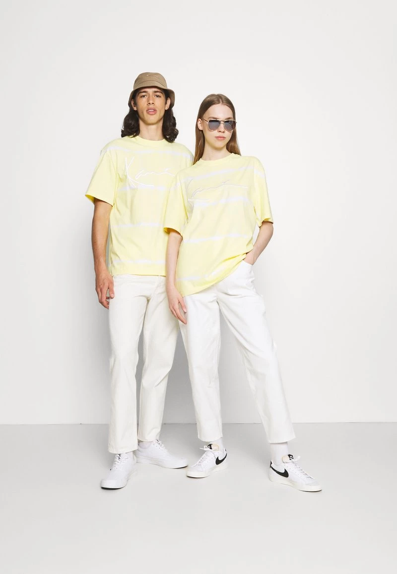Nuovo di zecca β¨ Karl Kani SIGNATURE TIE DYE TEE UNISEX - T-shirt Con Stampa - Light Yellow π 4 Nuovo di zecca β¨ Karl Kani SIGNATURE TIE DYE TEE UNISEX - T-shirt Con Stampa - Light Yellow π - immagine 2