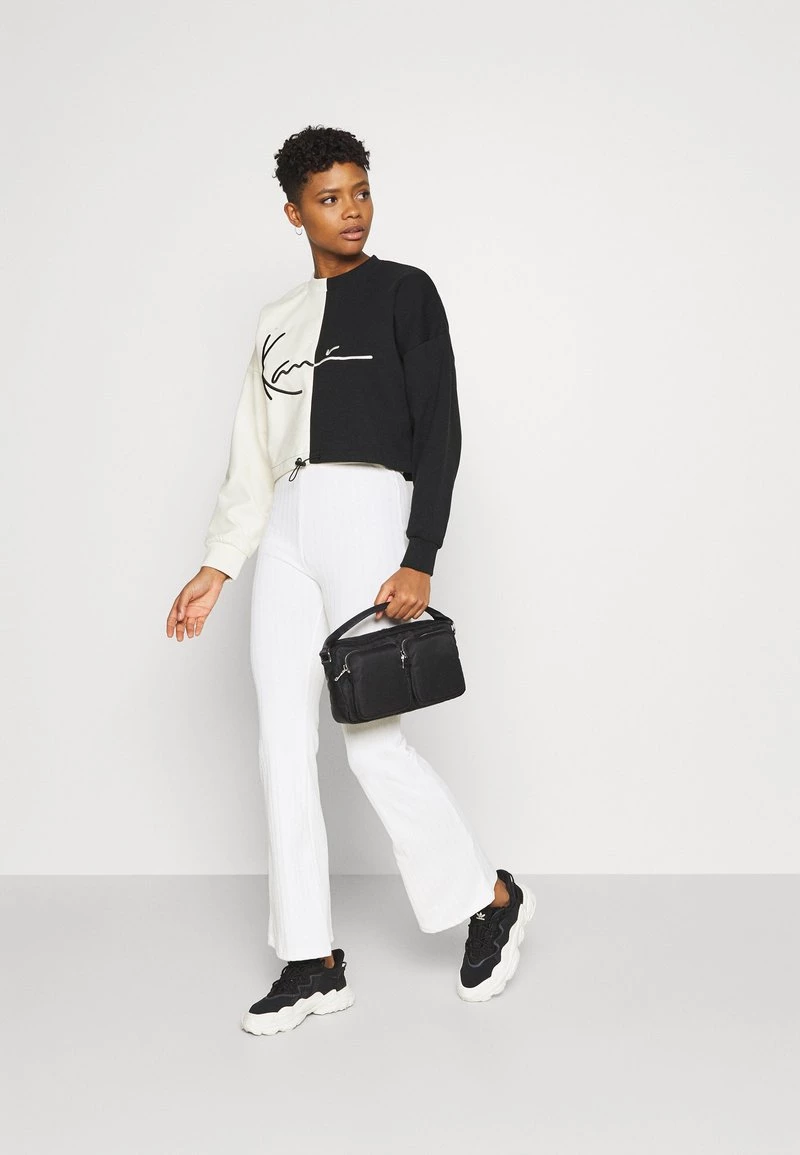 Miglior prezzo π Karl Kani SIGNATURE CROPPED BLOCK CREW - Felpa - Off White, Donna π 4 Miglior prezzo π Karl Kani SIGNATURE CROPPED BLOCK CREW - Felpa - Off White, Donna π - immagine 2
