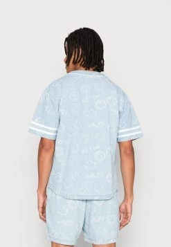 I primi 10 🌟 KARL KANI X SMILEY® OG ⚾ BASEBALL 👕 SHIRT - Camicia - Bleached Blue, Uomo 😀 -Sconto Karl Kani in Italia ed3d87e6b15a4edb954164ebe8f8743c