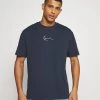 Miglior prezzo β Karl Kani SMALL SIGNATURE TEE UNISEX - T-shirt Con Stampa - Navy π 2 Miglior prezzo β Karl Kani SMALL SIGNATURE TEE UNISEX - T-shirt Con Stampa - Navy π -Sconto Karl Kani in Italia ee0c825416a047b3a1af4c99681225d1