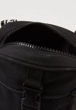 Vendita all'ingrosso π₯ Karl Kani SIGNATURE TAPE MESSENGER BAG - Borsa A Tracolla - Black/white, Unisex π 11 Vendita all'ingrosso π₯ Karl Kani SIGNATURE TAPE MESSENGER BAG - Borsa A Tracolla - Black/white, Unisex π -Sconto Karl Kani in Italia f33f0d93dea345e895041396c678be4b