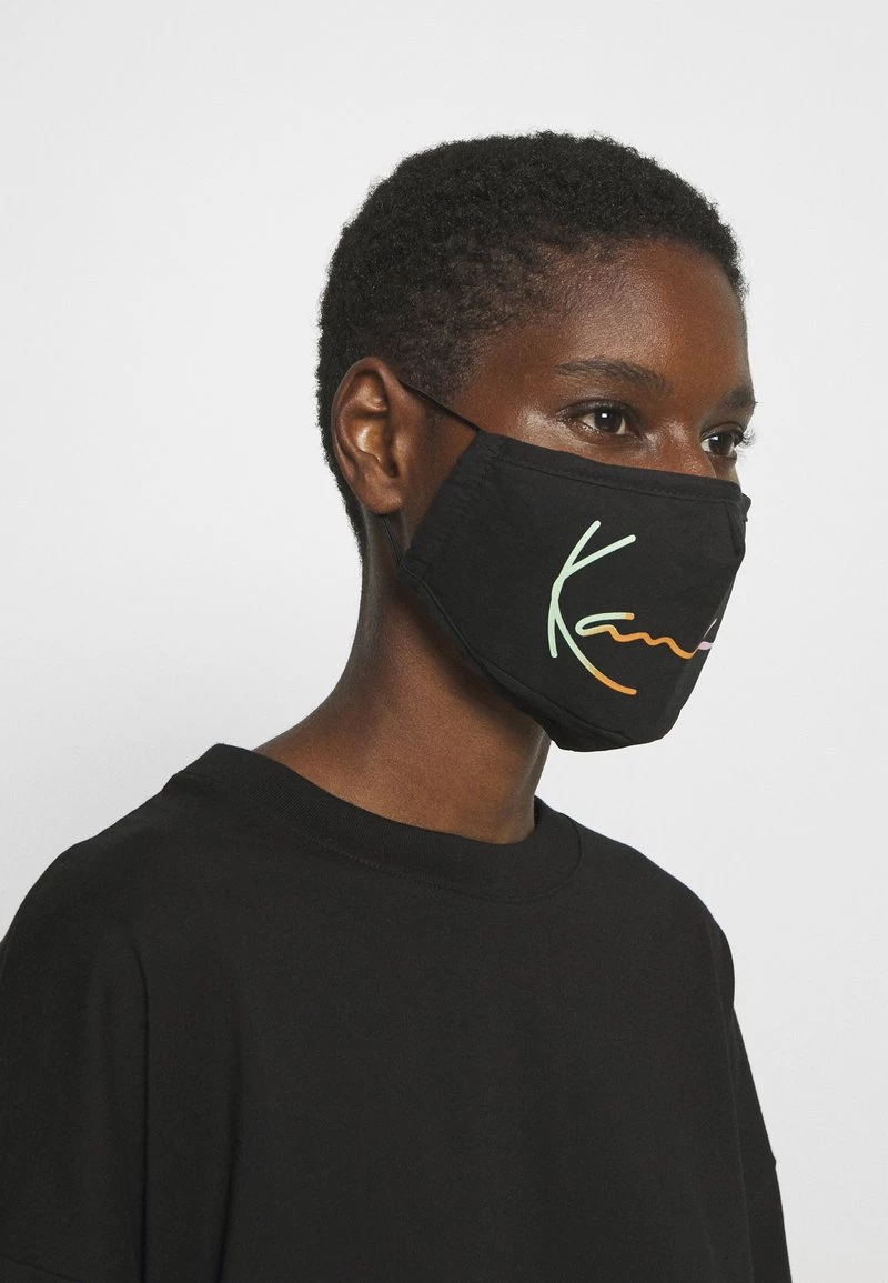 Acquistare ⭐ Karl Kani SIGNATURE FACE MASK - Maschera In Tessuto - Black, Unisex ❤️ 4 Acquistare ⭐ Karl Kani SIGNATURE FACE MASK - Maschera In Tessuto - Black, Unisex ❤️ - immagine 2