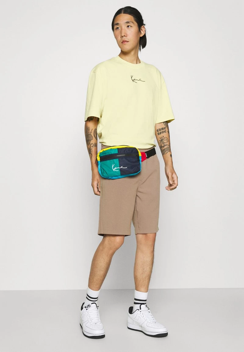 Vendita calda π― Karl Kani UNISEX SMALL SIGNATURE TEE - T-shirt Con Stampa - Light Yellow π 4 Vendita calda π― Karl Kani UNISEX SMALL SIGNATURE TEE - T-shirt Con Stampa - Light Yellow π - immagine 2