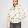 Sconto β€οΈ Karl Kani SIGNATURE LOGO JACKET - Giacca Invernale - Cream, Donna π 2 Sconto β€οΈ Karl Kani SIGNATURE LOGO JACKET - Giacca Invernale - Cream, Donna π -Sconto Karl Kani in Italia f8bc2bff952b4a9b82e414560dd4ee8f