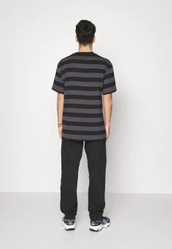 Miglior offerta π Karl Kani UNISEX SMALL SIGNATURE SPLIT STRIPE TEE - T-shirt Con Stampa - Dark Grey 𧨠14 Miglior offerta π Karl Kani UNISEX SMALL SIGNATURE SPLIT STRIPE TEE - T-shirt Con Stampa - Dark Grey 𧨠-Sconto Karl Kani in Italia fa8f606e92254c16b78f599b361d5145