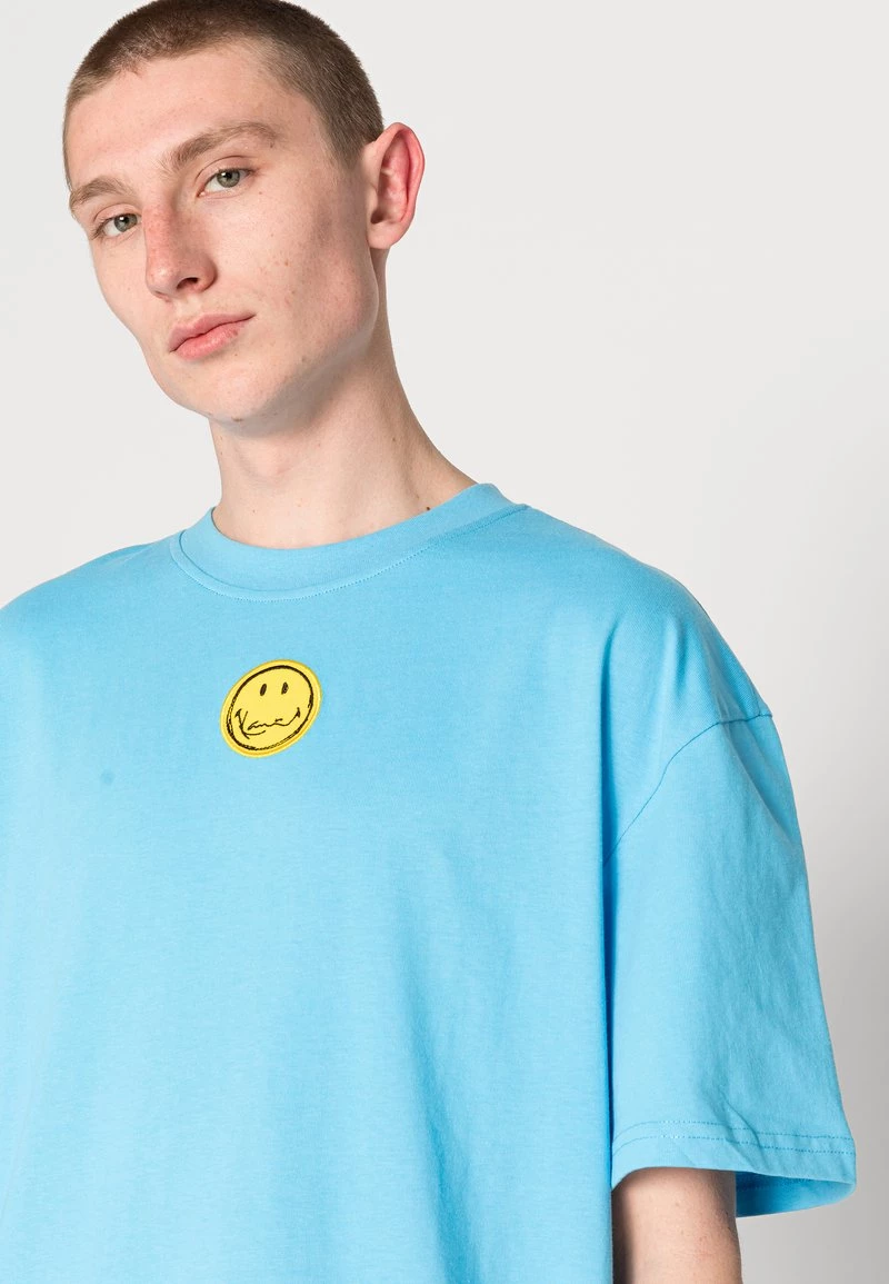 Il più economico ✨ KARL KANI X SMILEY® SMALL SIGNATURE TEE UNISEX - T-shirt Basic - Blue 🔔 7 Il più economico ✨ KARL KANI X SMILEY® SMALL SIGNATURE TEE UNISEX - T-shirt Basic - Blue 🔔 - immagine 5