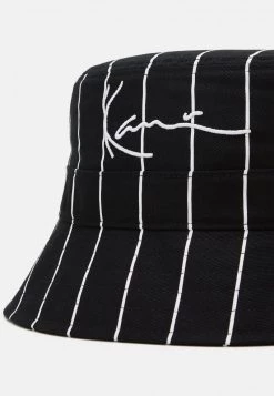 Acquistare ✨ Karl Kani SIGNATURE PINSTRIPE BUCKET HAT UNISEX - Cappello - Black 😍 -Sconto Karl Kani in Italia fd71eb7782b24606a85d89abc47ea210