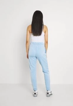 Bilancio ⌛ Karl Kani SIGNATURE VELVET PANTS - Pantaloni Sportivi - Light Blue, Donna ⌛ 9 Bilancio ⌛ Karl Kani SIGNATURE VELVET PANTS - Pantaloni Sportivi - Light Blue, Donna ⌛ -Sconto Karl Kani in Italia feda2e4db1414453962b04ed9bbd5f12