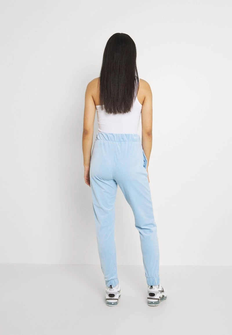 Bilancio ⌛ Karl Kani SIGNATURE VELVET PANTS - Pantaloni Sportivi - Light Blue, Donna ⌛ 5 Bilancio ⌛ Karl Kani SIGNATURE VELVET PANTS - Pantaloni Sportivi - Light Blue, Donna ⌛ - immagine 3